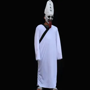 Detailansicht des traditionellen chinesischen Bai Wuchang Cosplay Kostüms mit weißem Robe.