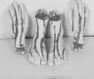 Halloween severed hands and feet props spooky party haunted house decor plastic body parts