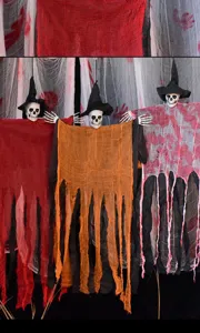 Detalle del accesorio de fantasma de calavera colgante de Halloween con sombrero de bruja.