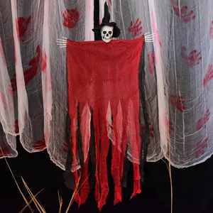 Decoración de esqueleto colgante de Halloween con sombrero de bruja y gasa ensangrentada.