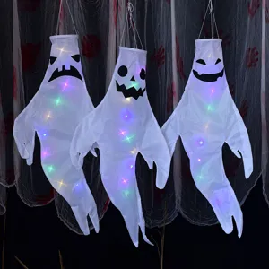 Maniche a vento fantasma sospese luminose di Halloween con luci LED colorate per feste.