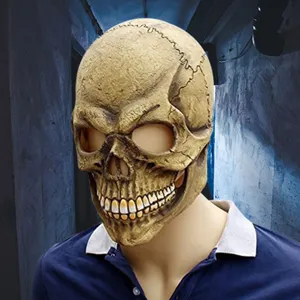 Vista detallada de una máscara de látex de calavera realista para fiesta de Halloween.
