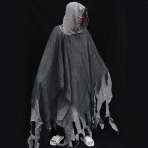 Vue détaillée de la cape à capuche Halloween sombre avec un design de franges en haillons.