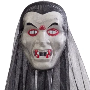 Nahaufnahme Detail der Halloween Horror Vampir Maske mit schwarzem Stoff Vorhang.