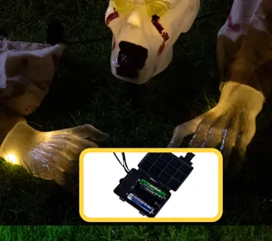 Detailansicht des Halloween kriechenden Skelett Bodenstecker Sets mit warmer Beleuchtung und Box.