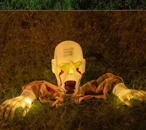 Halloween leuchtende Skelett Krabbeln Boden Requisite Detail mit gruseligem Schädel und Händen.