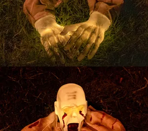Halloween leuchtender Skelett Bodenstecker Detail, Horror kriechender Geist Kopf Hände.