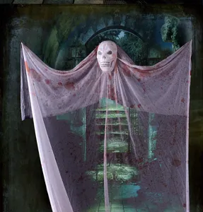 Decoration de fantome suspendu d'Halloween avec masque de squelette et gaze ensanglantée.