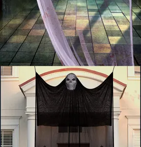 Accessoire de fantôme suspendu pour Halloween avec crâne lumineux et tissu en maille sombre.