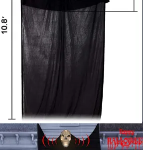 Vue détaillée de la décoration de fantôme suspendu d'Halloween avec crâne lumineux et tissu.
