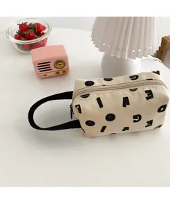 Pochette de maquillage en toile imprimée lettres, vue détaillée sac cosmétique esthétique.
