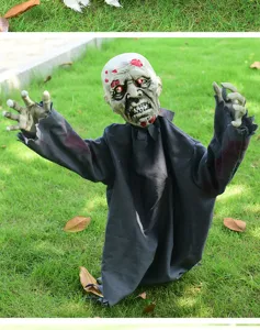 Prop di Halloween zombi da giardino con occhi rossi luminosi e costume lacerato per decorazioni
