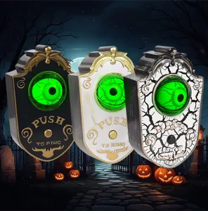 Vista detallada del timbre de Halloween de un ojo, colgante de horror luminoso para fiesta.