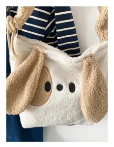 Niedliche flauschige Plüsch Hunderucksack Umhängetasche mit Ohren und braunem Fleck.