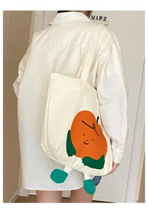 Leinwand Umhängetasche Detail zeigt die süße Cartoon orange Frucht Grafik und den Stoff.