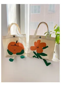 Detailaufnahme niedlicher Cartoon-Leinwandtaschen mit fröhlichen Blumen- und Fruchtmotiven.