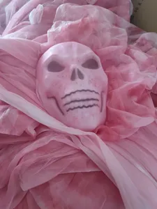 Masque de crâne d'Halloween rose fantôme suspendu pour décoration de fête effrayante