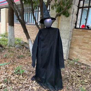Detailansicht der leuchtenden Hexen-Halloween-Deko-Requisite mit Umhang und spitzem Hut.