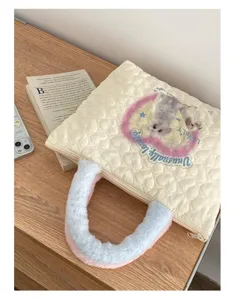 Gesteppte Handtasche mit flauschigem Griff und süßem Welpen-Print, geräumige und modische Tasche.