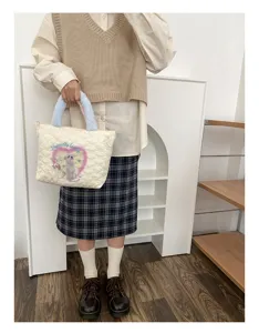 Gesteppte Handtasche Detailansicht mit niedlichem Hundemotiv und Plüschgriff für den Alltag.