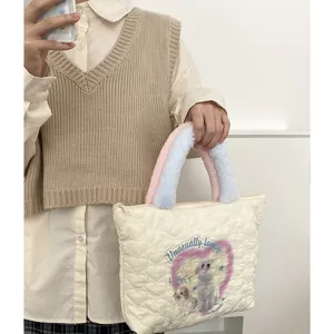 Gesteppte Handtasche mit Hundemotiv und flauschigen Griffen, geräumig für den täglichen Gebrauch.