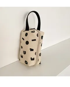 Détail de trousse en toile, impression de lettres minimaliste, sac de rangement beige.