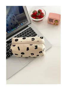 Trousse de maquillage et trousse a crayons en toile avec motifs de lettres pour femmes.