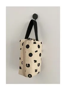 Vue détaillée d'une pochette en toile beige avec imprimé lettres abstraites et fermeture éclair.