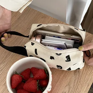Trousse de toilette en toile beige avec imprimé lettres, grand rangement quotidien.