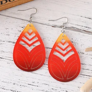 Boucles d'oreilles acryliques en forme de goutte avec dégradé rouge et design géométrique.
