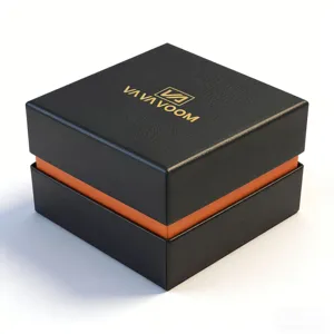 Detailansicht einer quadratischen schwarzen Geschenkbox mit orangefarbenem Innenband und Logo.