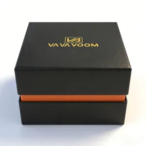 Detailansicht der luxurioesen schwarzen und orangefarbenen Geschenkschachtel, Uhrenbox.