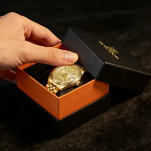 Schwarze und orangefarbene Geschenkbox mit Deckel für Uhren, hochwertige Papierverpackung.