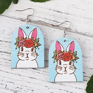 Detaillierte Holz Osterhase Blumen Ohrringe, süßes Hasen Design mit buntem Blumenkranz.
