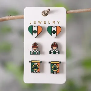 St. Patricks Tag Holz Ohrstecker Set mit irischer Flagge Klee und festlichen Figuren.