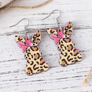 Ohrringe Hase Leopardenmuster mit rosa Schleife Holsohrringe Oster Schmuck Damen