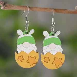 Detaillierte Nahaufnahme von schönen hölzernen Ostergnom Hasen Osterei Ohrringen am Ast.