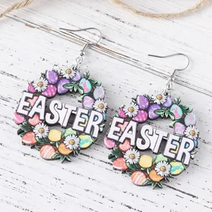 Oster-Ohrringe aus Holz mit Blumenkranz und bunten Eiern bedruckt festlicher Schmuck