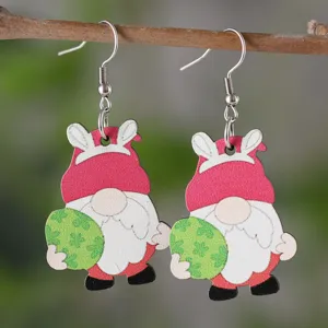 Osterhase Gnom Holz Ohrringe mit grünem Eier Muster für festliche Frühlingsmode.