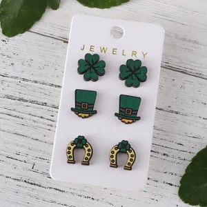 Nahaufnahme der grünen Kleeblatt und Hufeisen Ohrstecker Details zum St. Patricks Tag.