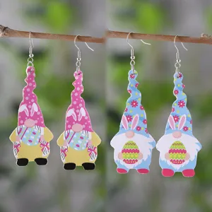 Boucles d'oreilles pendantes en cuir de gnome de Pâques, détail de bijoux de fête mignons.
