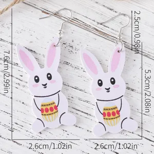 Boucles d'oreilles pendantes lapin de Pâques en bois et cuir avec oeuf, vue détaillée.