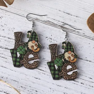 St. Patrick's Day Holzohrringe mit LOVE-Buchstaben, grünem Karomuster und schönem Klee-Design.