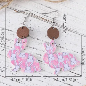 Gros plan détaillé de boucles d'oreilles en cuir PU et bois avec dimensions claires.