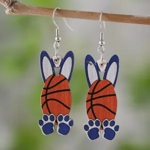 Ostern Basketball Kaninchen Holz Ohrringe, süße neuartige Tier Sport Ohrschmuck für Damen.