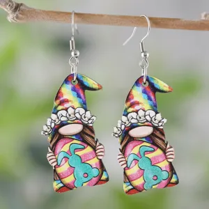 Nahaufnahme der Ostergnom Holzohrringe mit buntem Hasen Eier Design und Ohrhaken im Detail.