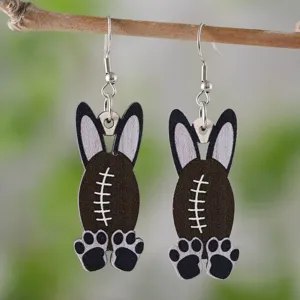 Nahaufnahme Detail der Oster Sport Hase American Football Holz Ohrringe mit Metall Haken.