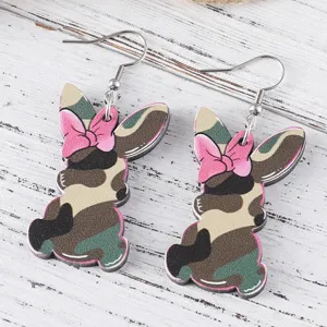 Tarnfarben Hase Holzohrhänger mit rosa Schleife, süße Tier Baumlohrringe für Damen.