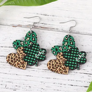 St. Patrick's Tag Holzohrringe mit grünem Leo-Kleeblatt und Karo-Design für Damen und Mädchen.