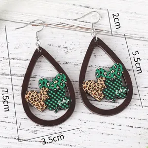 St. Patricks Tag grüne Karos Leopard Herz Kleeblatt Holz Tropfen Ohrringe Detail.